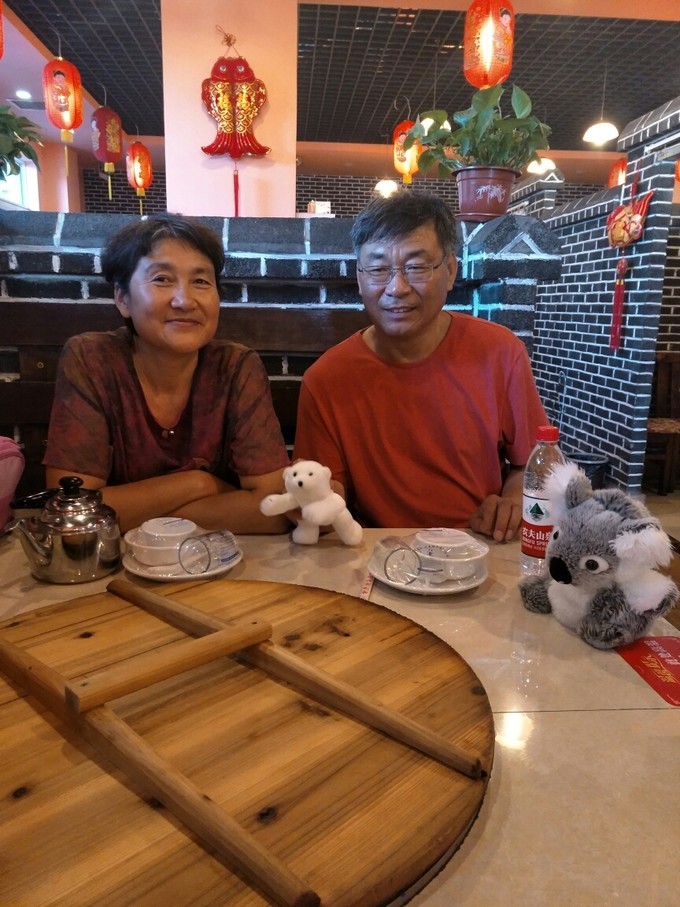 一家老小都去旅游啦,一家老小去游玩