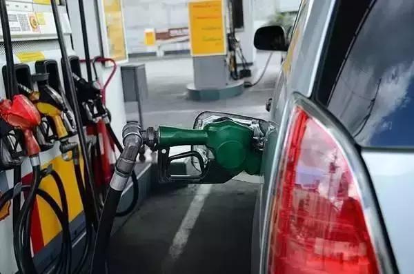 车子老是熄火油表灯亮,油表灯上面的标志亮了