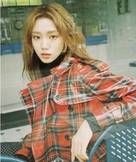 一男同学，冲出教室不小心摸到一位女同学的胸，刚想道歉