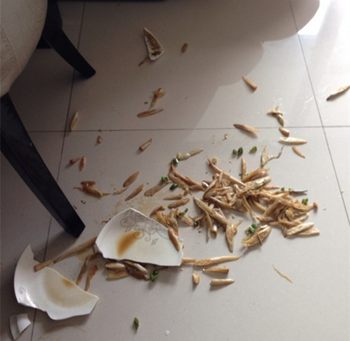 小孩子太任性哭闹怎么教育,五岁女孩哭闹家长正确做法