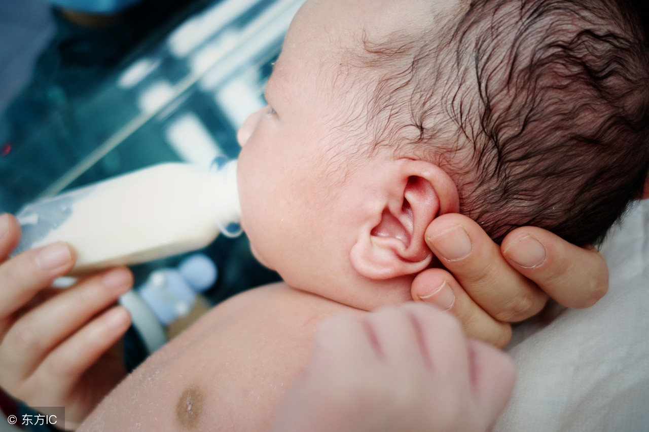 宝宝夜里哭闹是肠绞痛还是胀气,宝宝夜里肠绞痛怎么办