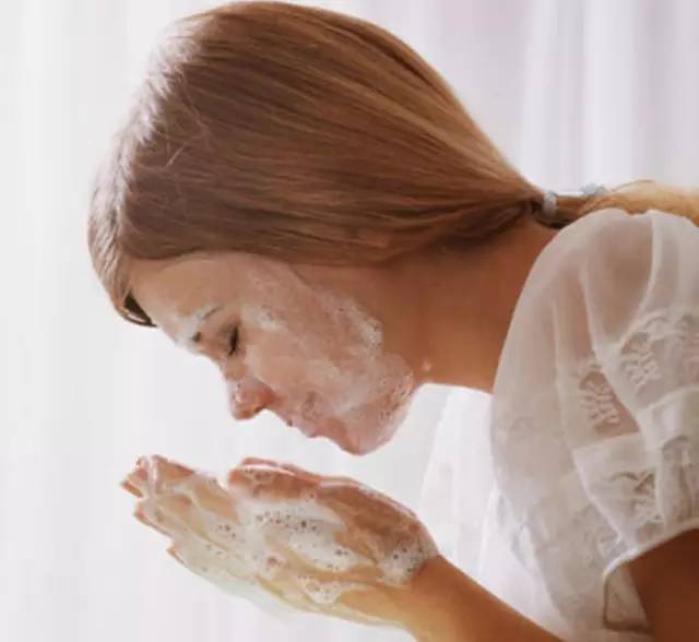 无脸见人男子满脸痘痘找不到靓拐，鱼峰山下寻老中医买秘药，谁知......