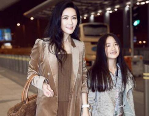 李小璐出席某活动捞金，撞衫43岁田海蓉丝绒西装，尴尬了 !