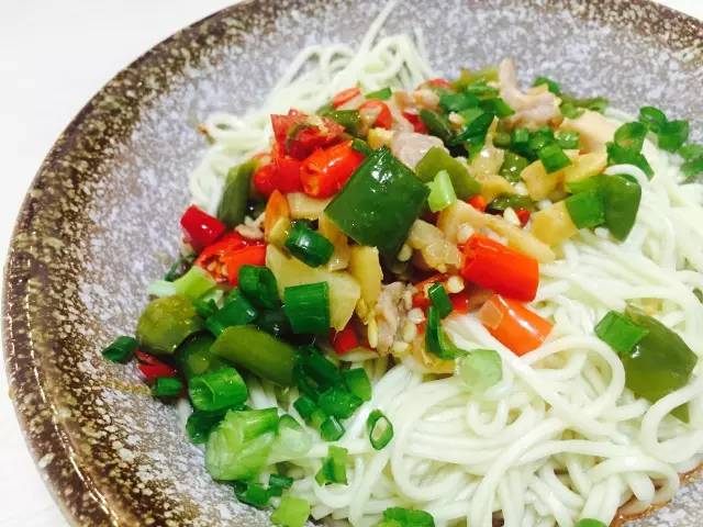 原来好多热门苍蝇馆子的干货，都可以抽真空、当特产带走！