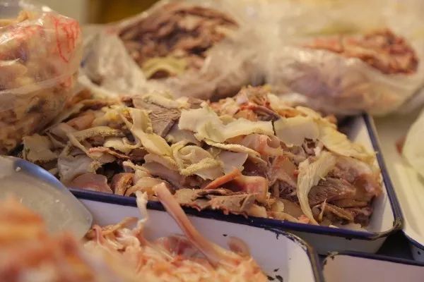 原来好多热门苍蝇馆子的干货，都可以抽真空、当特产带走！