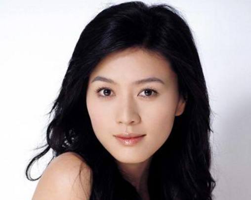 李小璐出席某活动捞金，撞衫43岁田海蓉丝绒西装，尴尬了 !