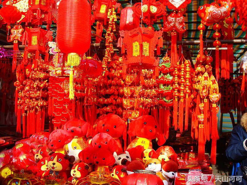 贴对联挂起红红火火的灯笼,红红火火过大年大红灯笼高高挂