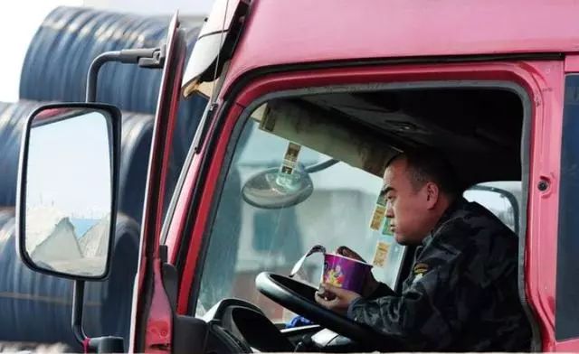 看了卡车司机都是如何省钱的！才知道养大车跑运输是多么的苦！