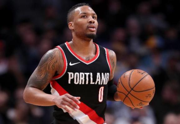 詹姆斯连续4年称霸收入榜,上一位超过他的还是那个湖人名宿