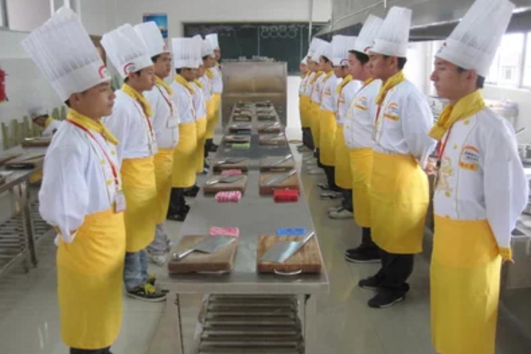 新手怎么握刀切菜切得又快又好,切菜握刀的正确方法左手如何配合