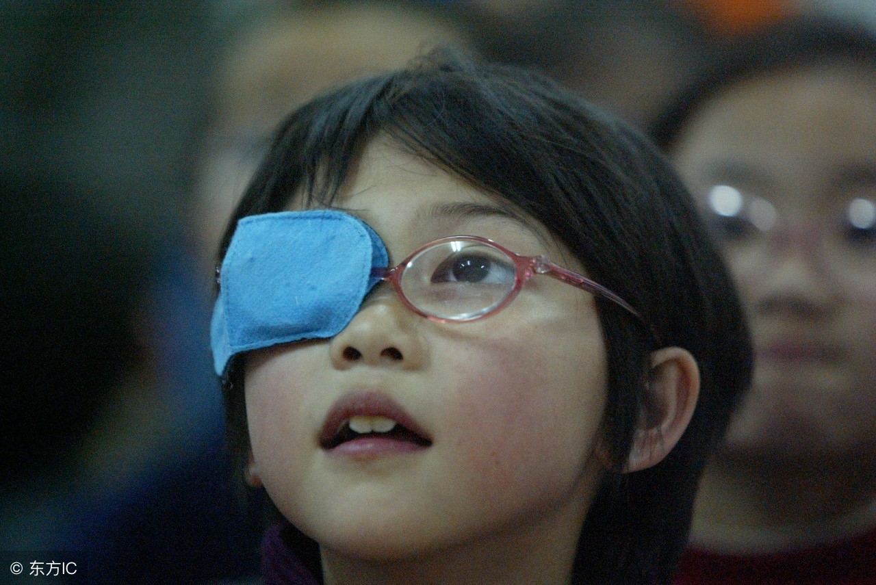 左眼弱视模糊看不清,看不清东西就斜视怎么回事