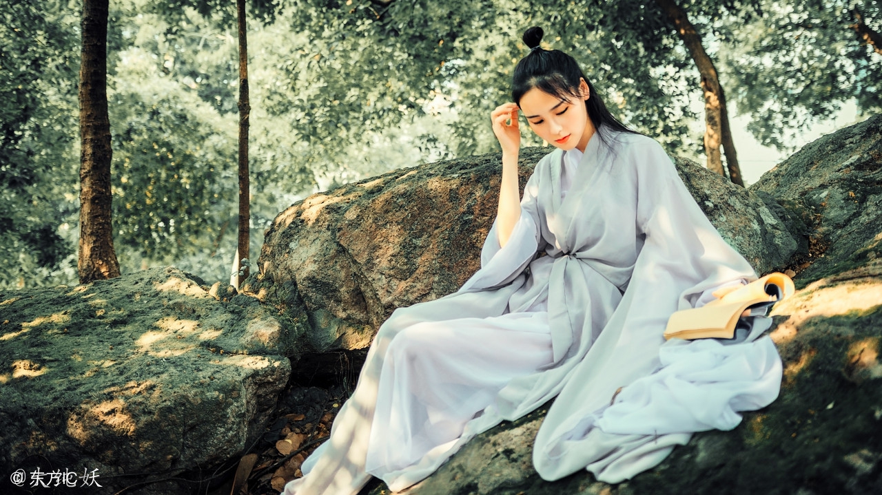 金庸笔下人物张无忌,金庸张无忌从什么时候爱上赵敏的