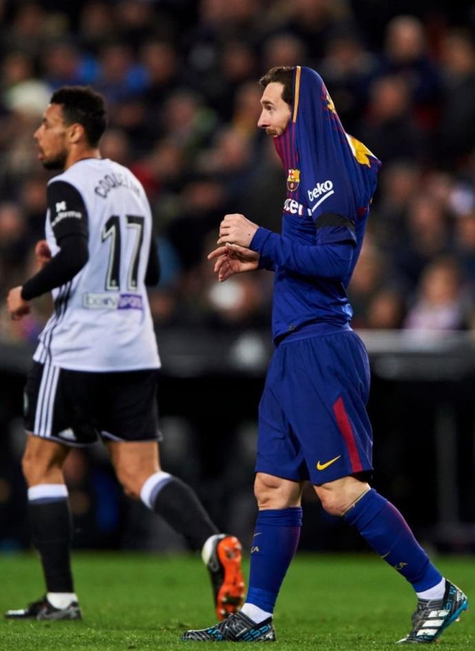 梅西遭对手凶狠脚铲脚踝出血,梅西惊险时刻