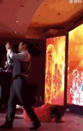 高管抱摔女演员后续,山东公司回应高管年会抱摔演员