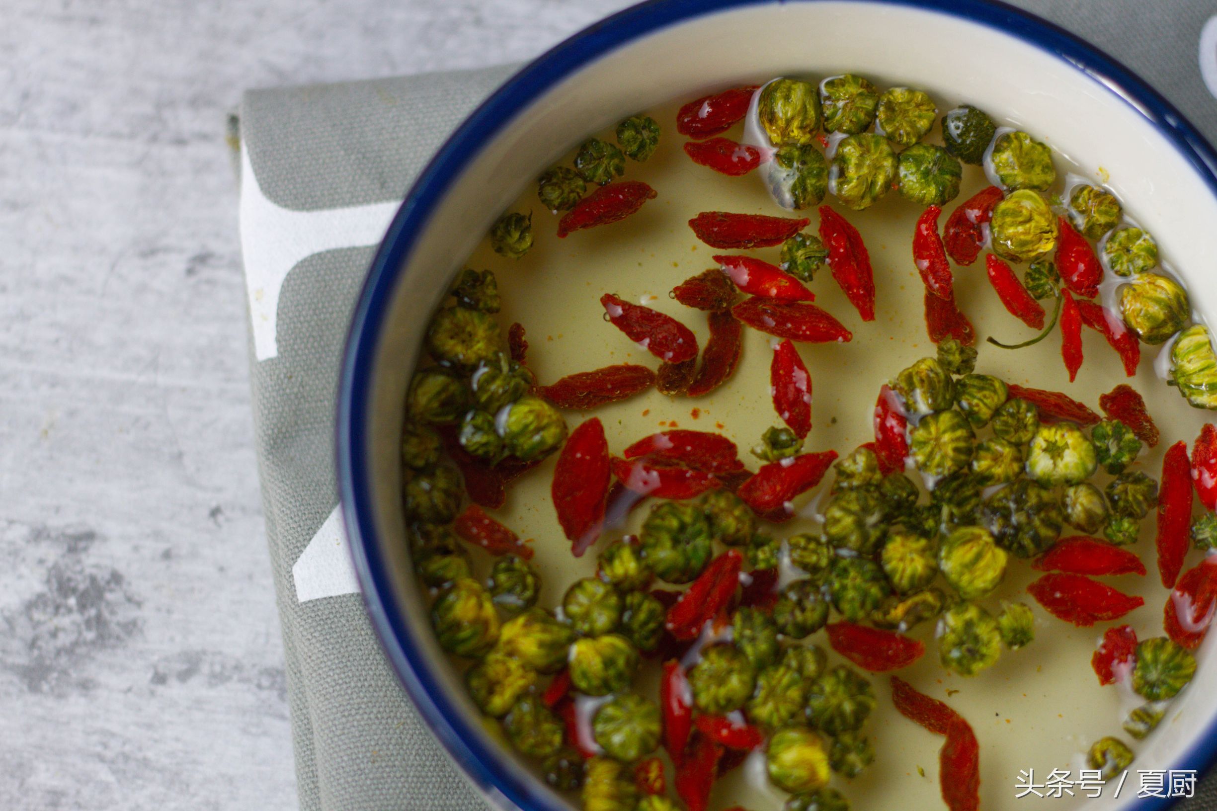 发财中国年吃太多的热气食物,菊花雪梨茶清肺热,性价比很高