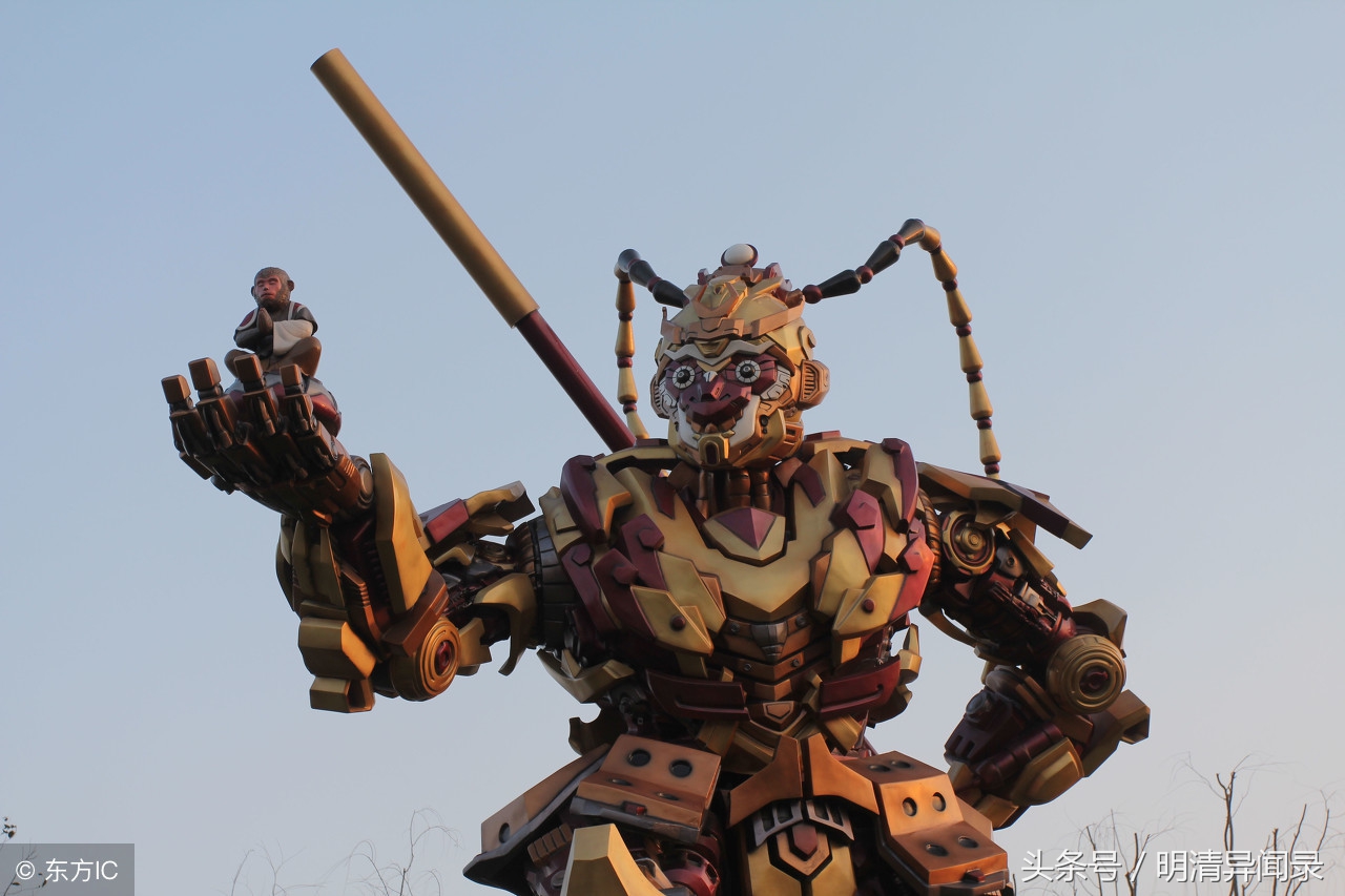 他于千年古钟中放出一白猿,白猿报恩送他三本天书,却惹出了大祸