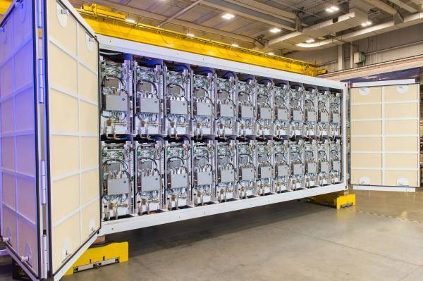 背后一座三峡都不够用的电磁轨道炮，是怎么装上船的？