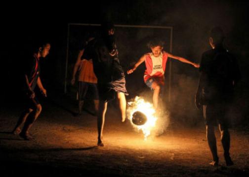 少年光脚足球,足球少年光脚踢球