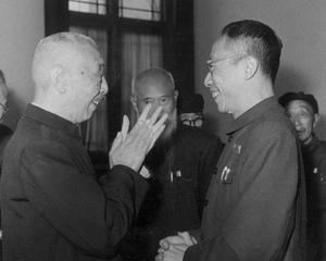 溥仪晚年再次去故宫真实的画面,溥仪晚年参观故宫看见照片挂错了