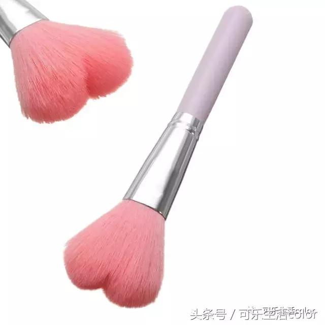 用上呢个狗狗肉球腮红刷,祝你狗年大吉吧!