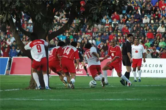 他把12个前女友都做成了高跟鞋？到底是真的假的