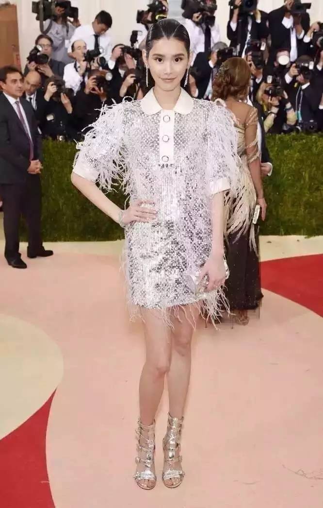 穿个发光裙怎么了，王凯这件夹克值4000多万呢