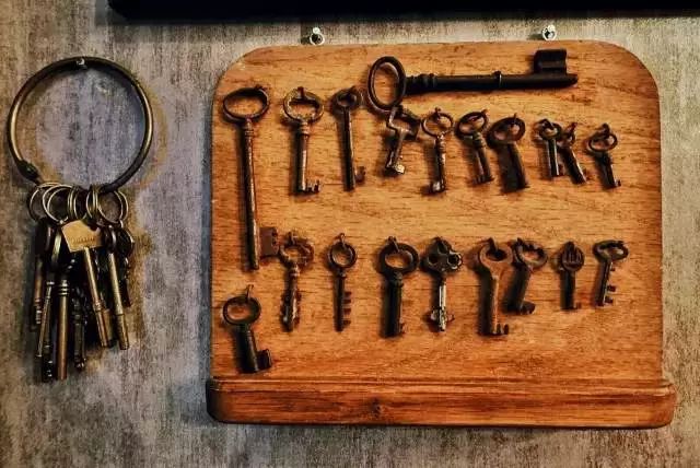 经常去旅行的人钱从哪来,去旅游的钱从哪里来的