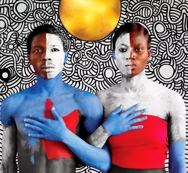 这些令人触目惊心的色彩背后,隐喻着一个国度屈辱的历史