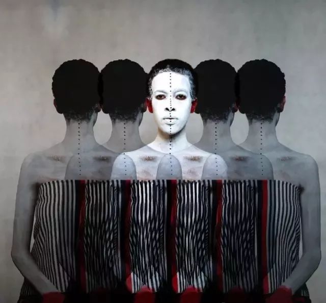 这些令人触目惊心的色彩背后,隐喻着一个国度屈辱的历史