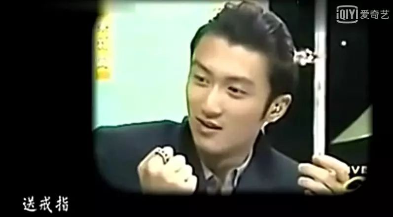 王菲谢霆锋甜蜜相处,王菲谢霆锋十指紧扣大秀恩爱