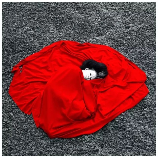 这些令人触目惊心的色彩背后,隐喻着一个国度屈辱的历史