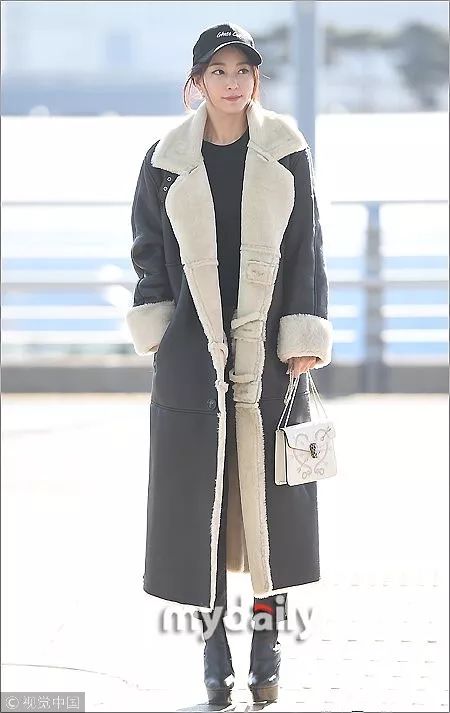 迪丽热巴宋茜西装look,热巴穿搭日常黑色棒球帽