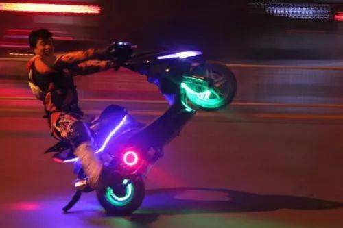 为“鬼火”正名这真不是一款只会翘头炸街的破踏板丨侃趣