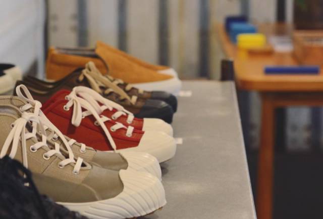 撞鞋不可怕谁最尴尬,撞鞋不可怕谁假谁尴尬