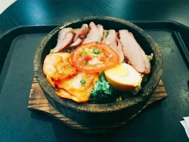 武汉一女学生拿着10块钱去买好吃的，竟然被。。。