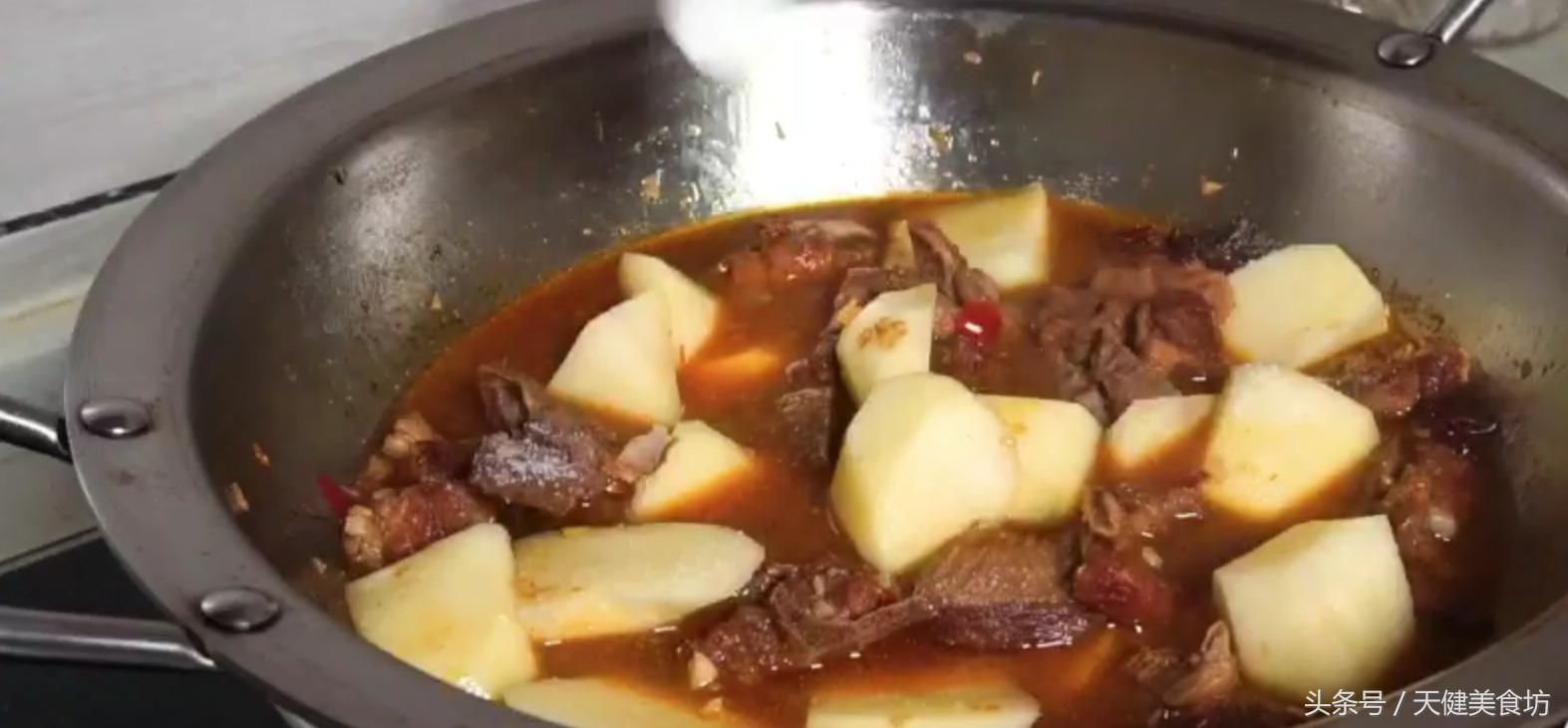 土豆烧排骨超级下饭的家常菜,黄豆酱土豆烧排骨家常做法不辣的