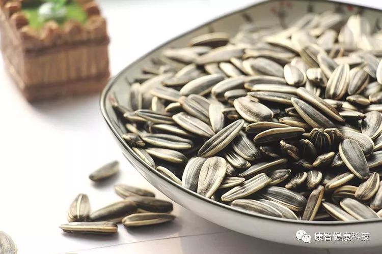 嗑完瓜子嘴巴干怎么办,嗑瓜子把嘴磕肿了怎么办