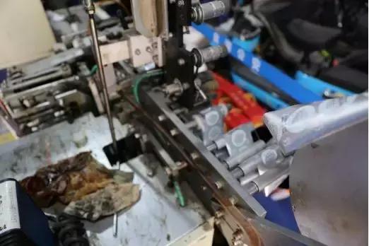 脏硅油浸泡、村妇徒手包装！这样的“名牌”避孕套，你敢用吗？