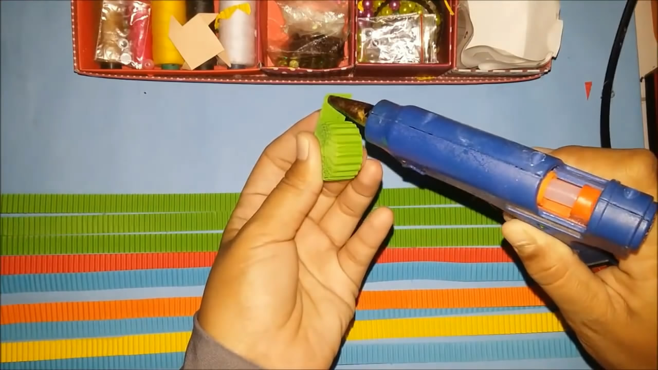 用卫生纸做的毛毛虫简单又好看,儿童手工纸做毛毛虫