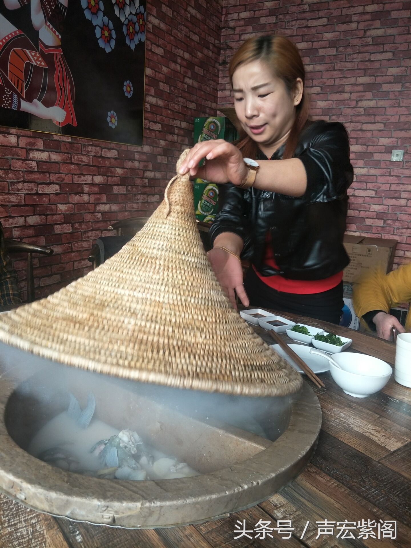 石头锅草帽盖特色鲜明，来河北石家庄赵县建设路品尝鲜美的石锅鱼