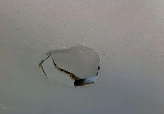 石膏吊顶掉了一块怎么修补,石膏吊顶破了一个大洞怎么修复呢