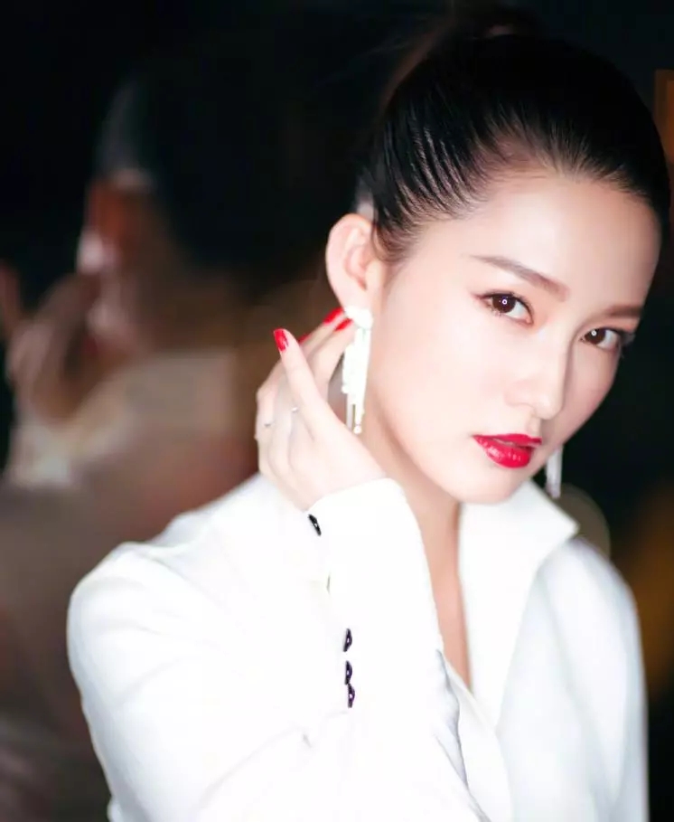 脸型偏肉感的女人穿衣风格,长脸型女生怎么穿衣服好看