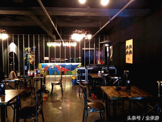 吃烧烤遇上路边歌唱,吃在承德