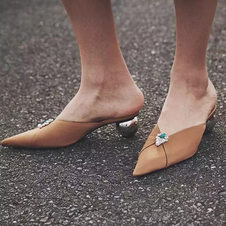 小众轻奢单鞋秋冬搭裙子,仙气裙子搭配的小白鞋推荐