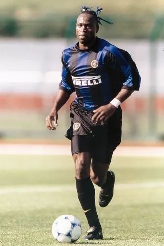 这名国米后卫，他的小辫子是足坛一道风景