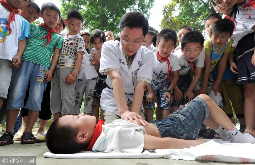 两岁孩子被父母用开水灌喉治病，偏方真会害死人