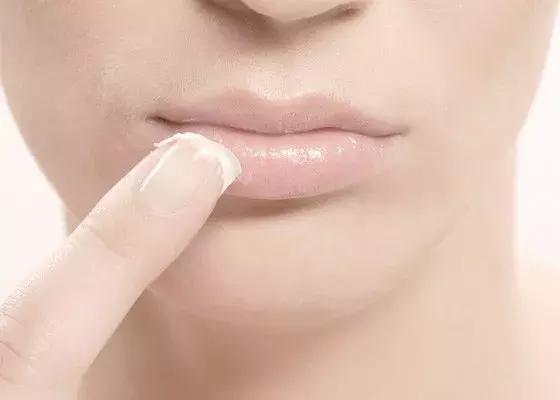 护肤品在脸上黏黏的是不是没吸收,护肤品不吸收脸上密密麻麻小疹子