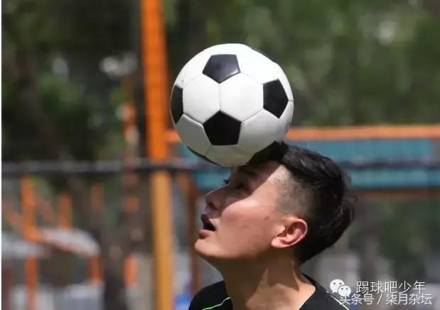 足球颠球教学考试技巧,足球颠球课堂教学