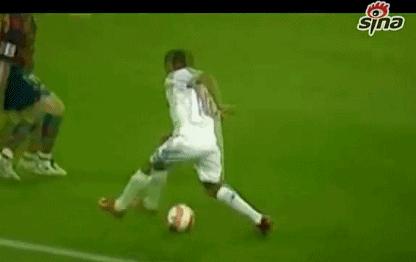 足球十大过人经典动作,足球最简单的过人动作小孩子