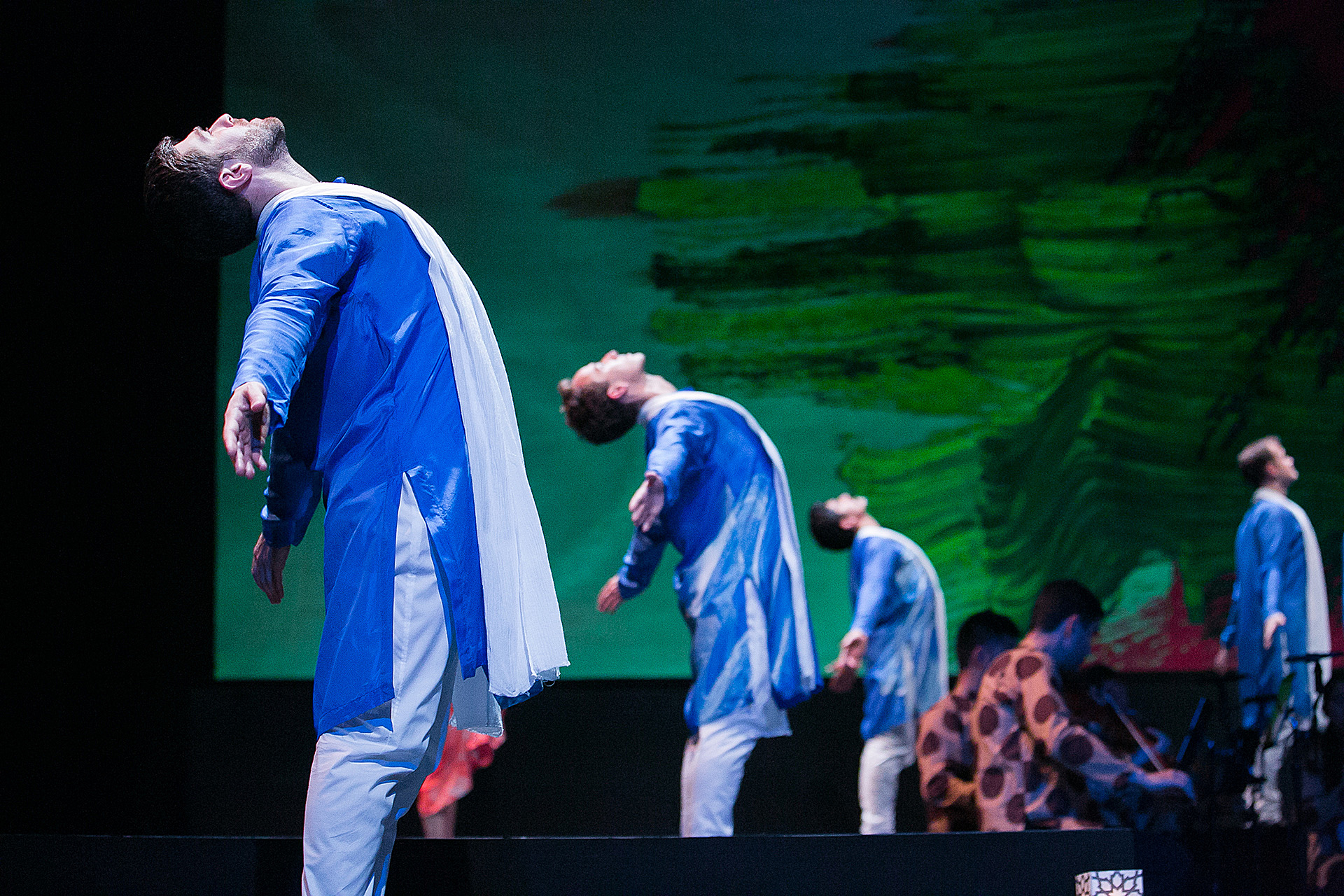 艺术家不仅与“硅胶假人”共舞，还与少林寺僧人合作《佛经》